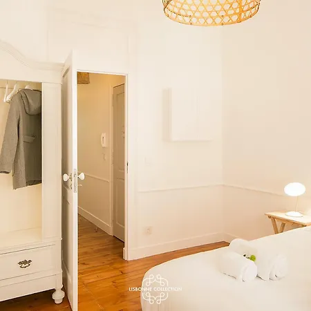 Elegant Living In Estrela District Apartment